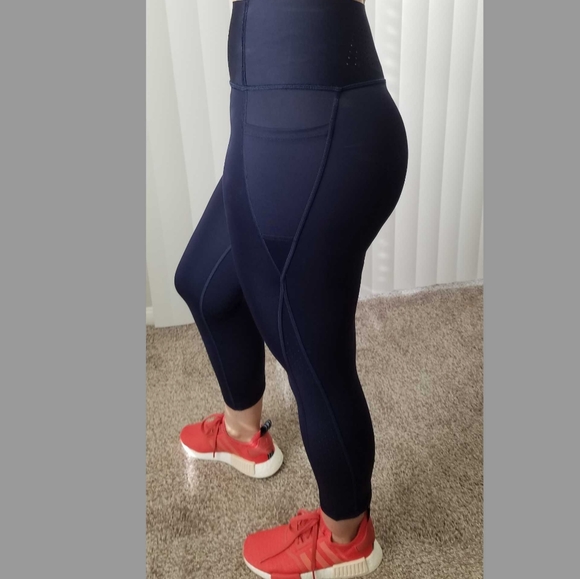 GapFit High Rise Capris in Sculpts Revolution - Picture 2 of 3